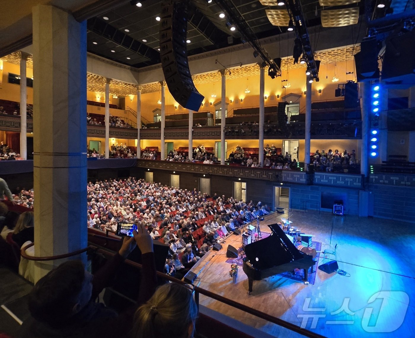 본문 이미지 - 노벨상 시상식이 열리는 스톡홀름 콘서트홀의 모습. 한강 작가는 오는 10일 오후 4시&#40;현지시각&#41; 이곳에서 노벨문학상을 받는다.  한국인이 노벨상을 받는 것은 2000년 노벨평화상을 받은 김대중 대통령에 이어 두 번째다. 다만, 노벨평화상은 노르웨이 오슬로에서 시상식이 열려 스톡홀름 콘서트홀에 서 노벨상을 받는 한국인은 한강 작가가 처음이다. 2024.10.11/뉴스1 ⓒ News1 황덕현 기후환경전문기자