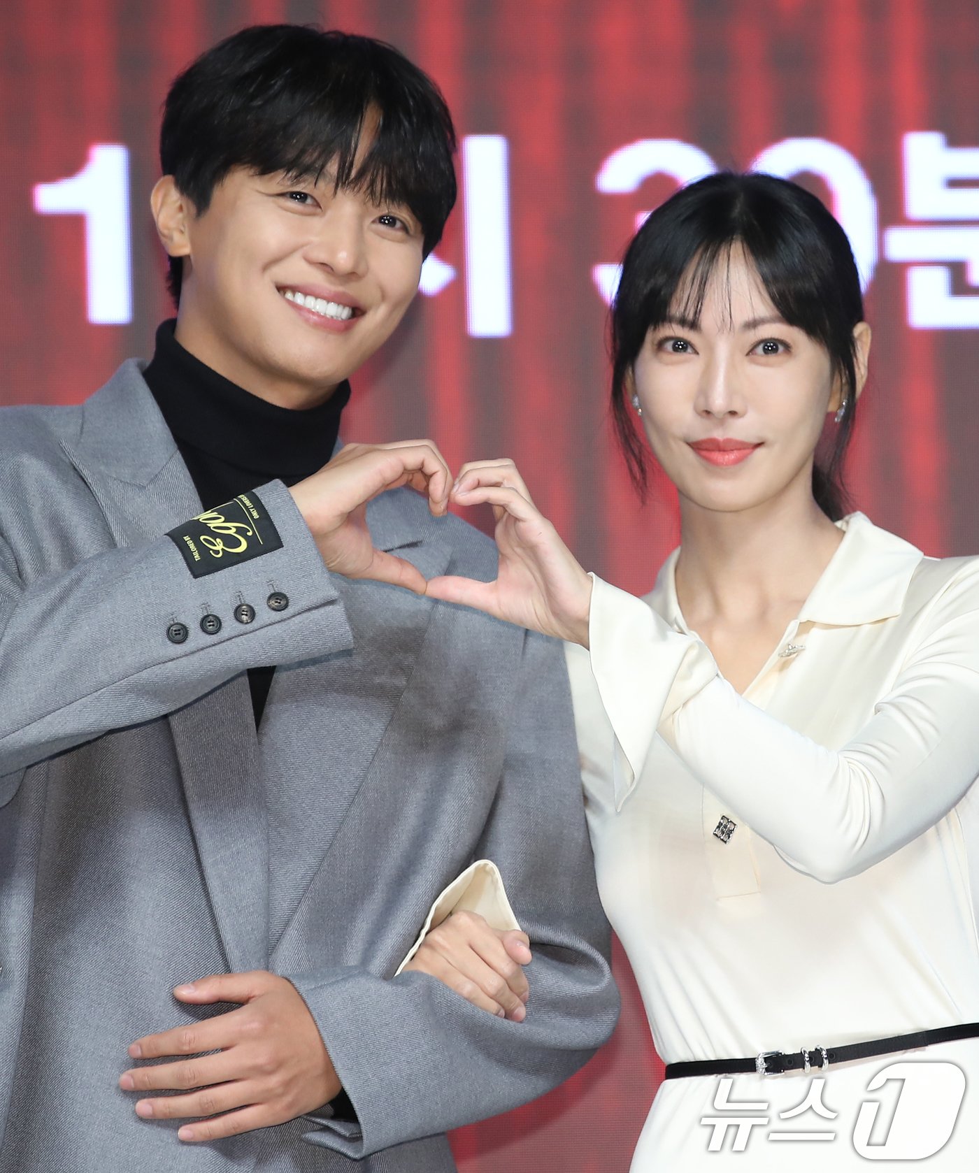 본문 이미지 - 배우 연우진과 김소연&#40;오른쪽&#41;이 11일 서울 강남구 엘리에나호텔에서 열린 JTBC 새 토일드라마 &#39;정숙한 세일즈&#39; 제작발표회에서 포즈를 취하고 있다. &#39;정숙한 세일즈&#39;는 성&#40;性&#41;이 금기시되던 그때 그 시절인 1992년 한 시골마을, 성인용품 방문 판매에 뛰어든 &#39;방판 씨스터즈&#39; 4인방의 자립, 성장, 우정에 관한 이야기를 그린 본격 풍기문란 방판극이다. 2024.10.11/뉴스1 ⓒ News1 권현진 기자