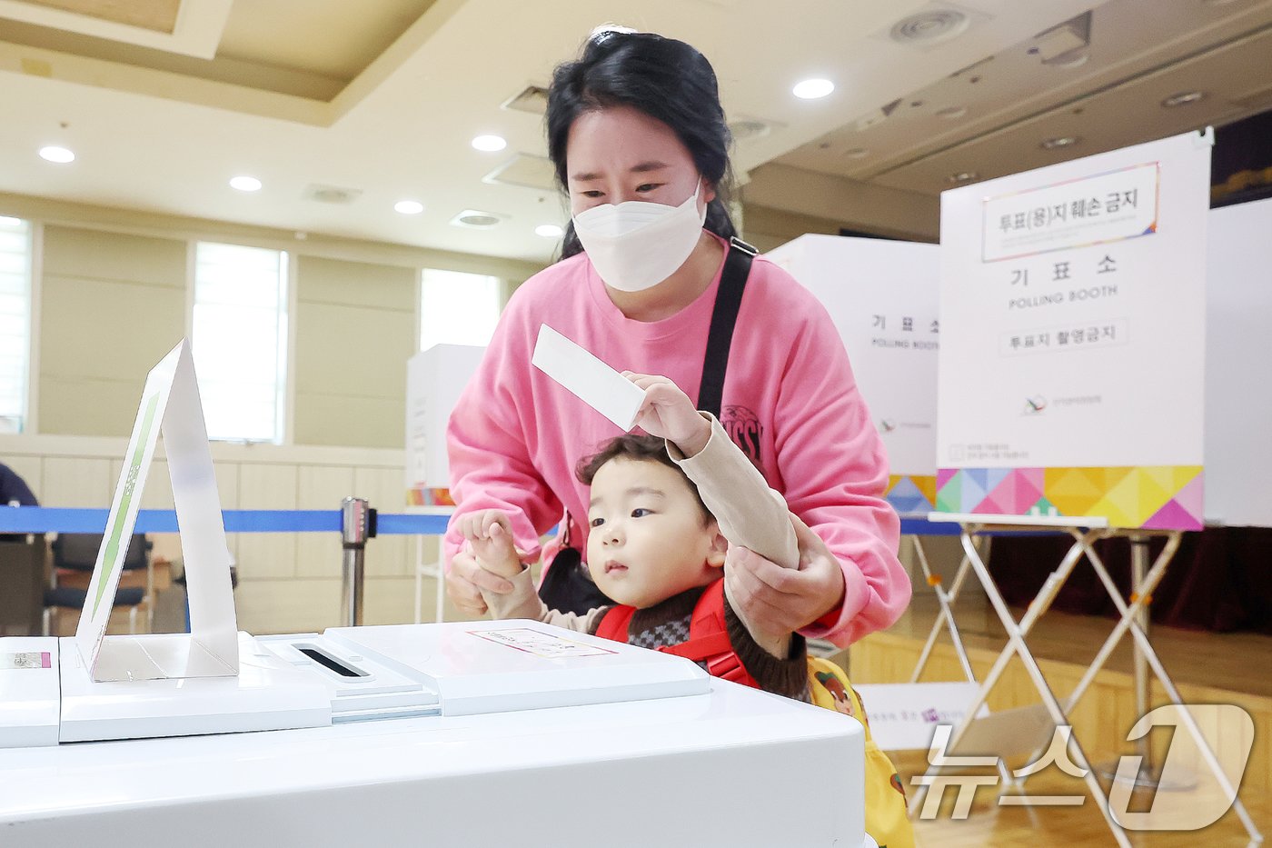 10·16 재·보궐선거 사전투표일 첫날인 11일 오전 서울 서대문구 북아현동 주민센터에 마련된 서울시교육감 보궐선거 사전투표소에서 한 유권자가 자녀와 함께 투표하고 있다. 2024.10.11/뉴스1 ⓒ News1 민경석 기자