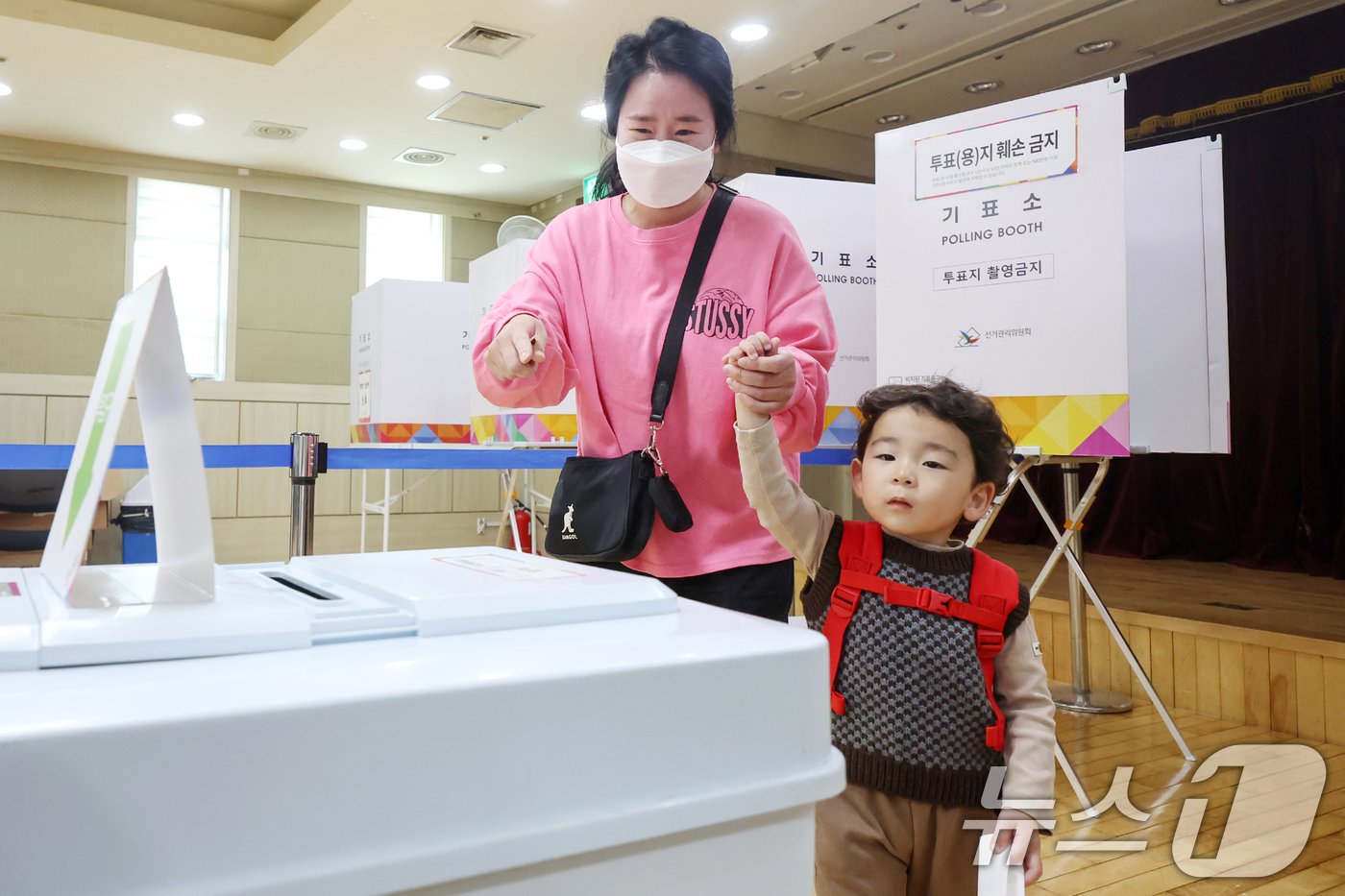 10·16 재·보궐선거 사전투표일 첫날인 11일 오전 서울 서대문구 북아현동 주민센터에 마련된 서울시교육감 보궐선거 사전투표소에서 한 유권자가 자녀와 함께 투표하고 있다. 2024.10.11/뉴스1 ⓒ News1 민경석 기자