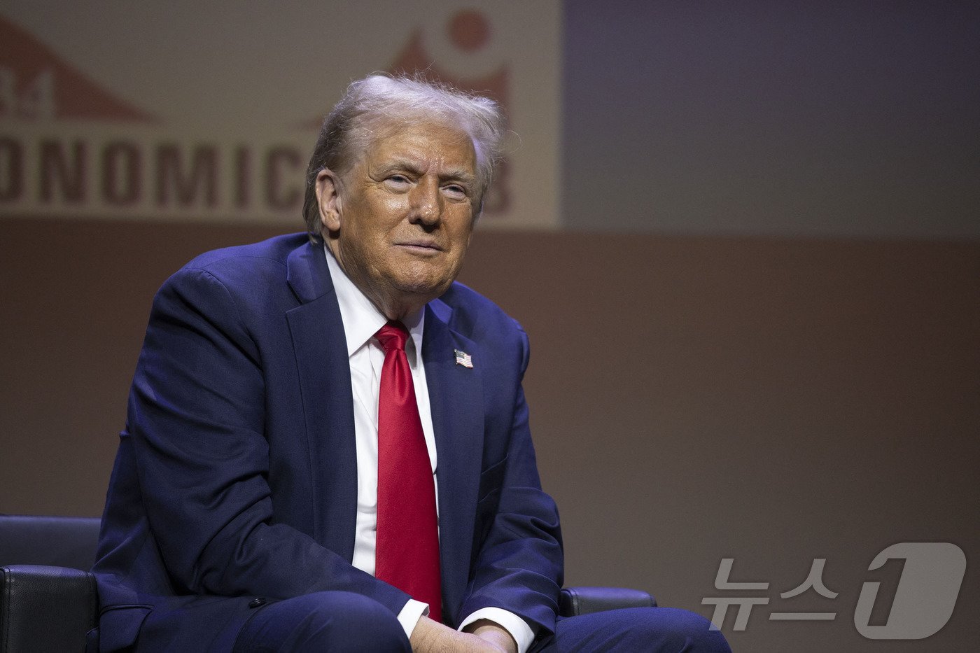 본문 이미지 - 미국 공화당 대선 후보인 도널드 트럼프 전 대통령이 10일(현지시간) 미시간주 디트로이트의 디트로이트 이코노믹 클럽에서 “핵무기를 가진 북한 김정은 국무위원장과 잘 지내는 것이 좋다”고 말하고 있다. 2024.10.11 ⓒ AFP=뉴스1 ⓒ News1 우동명 기자
