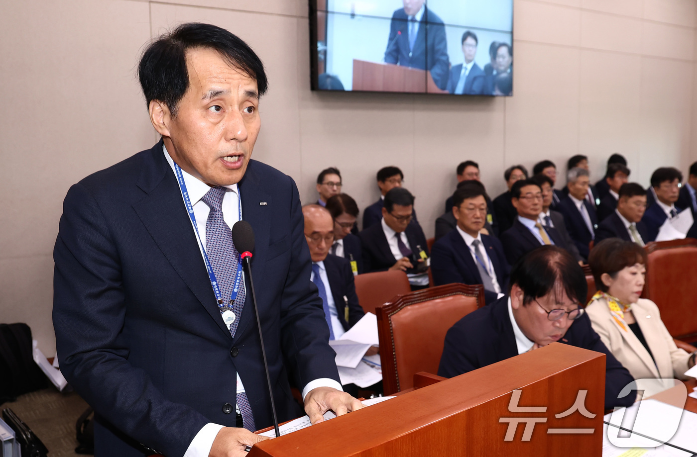 (서울=뉴스1) 김민지 기자 = 장영진 한국무역보험공사 사장이 11일 오전 서울 여의도 국회 산업통상자원중소벤처기업위원회에서 열린 대한무역투자진흥공사·한국무역보험공사 등에 대한 국 …