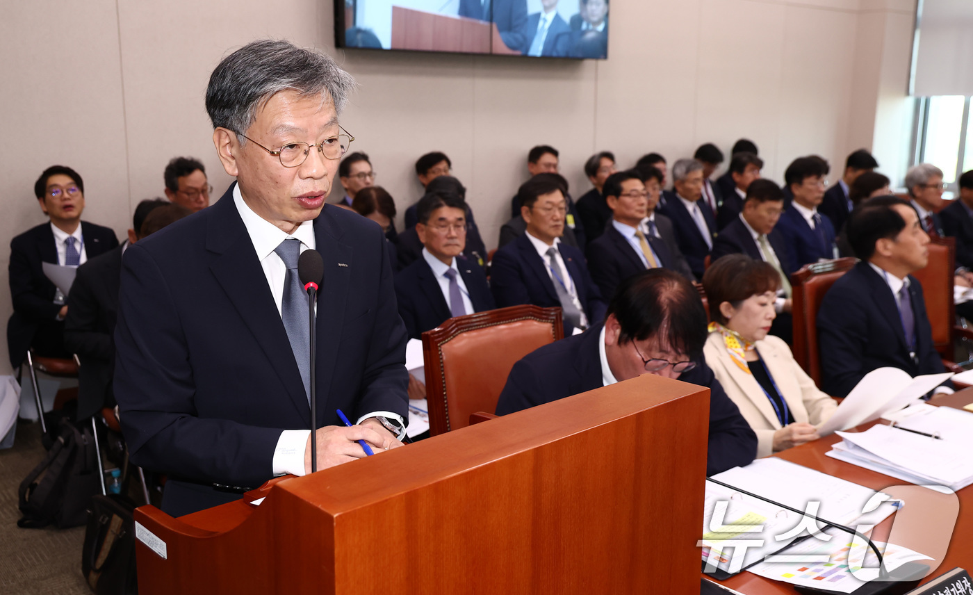 (서울=뉴스1) 김민지 기자 = 유정열 대한무역투자진흥공사(KOTRA) 사장이 11일 오전 서울 여의도 국회 산업통상자원중소벤처기업위원회에서 열린 대한무역투자진흥공사·한국무역보험공 …