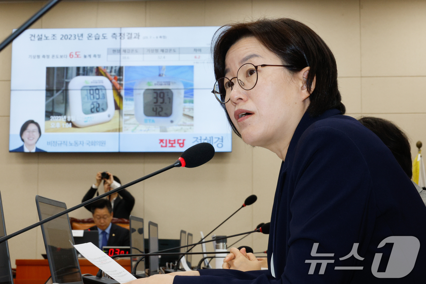 (서울=뉴스1) 안은나 기자 = 정혜경 진보당 의원이 11일 오전 서울 여의도 국회 환경노동위원회에서 열린 기상청·수치모델링센터 등 국정감사에서 장동언 기상청장에게 질의하고 있다. …