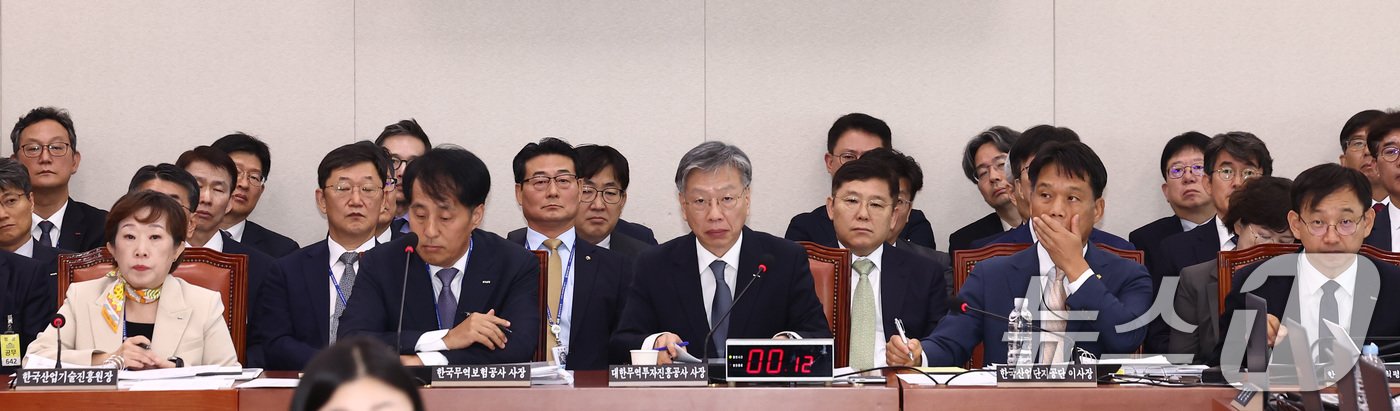 본문 이미지 - 유정열 대한무역투자진흥공사(KOTRA) 사장, 장영진 한국무역보험공사 사장을 비롯한 증인들이 11일 오전 서울 여의도 국회 산업통상자원중소벤처기업위원회에서 열린 대한무역투자진흥공사·한국무역보험공사 등에 대한 국정감사에서 이철규 산자위원장의 발언을 듣고 있다. 2024.10.11/뉴스1 ⓒ News1 김민지 기자