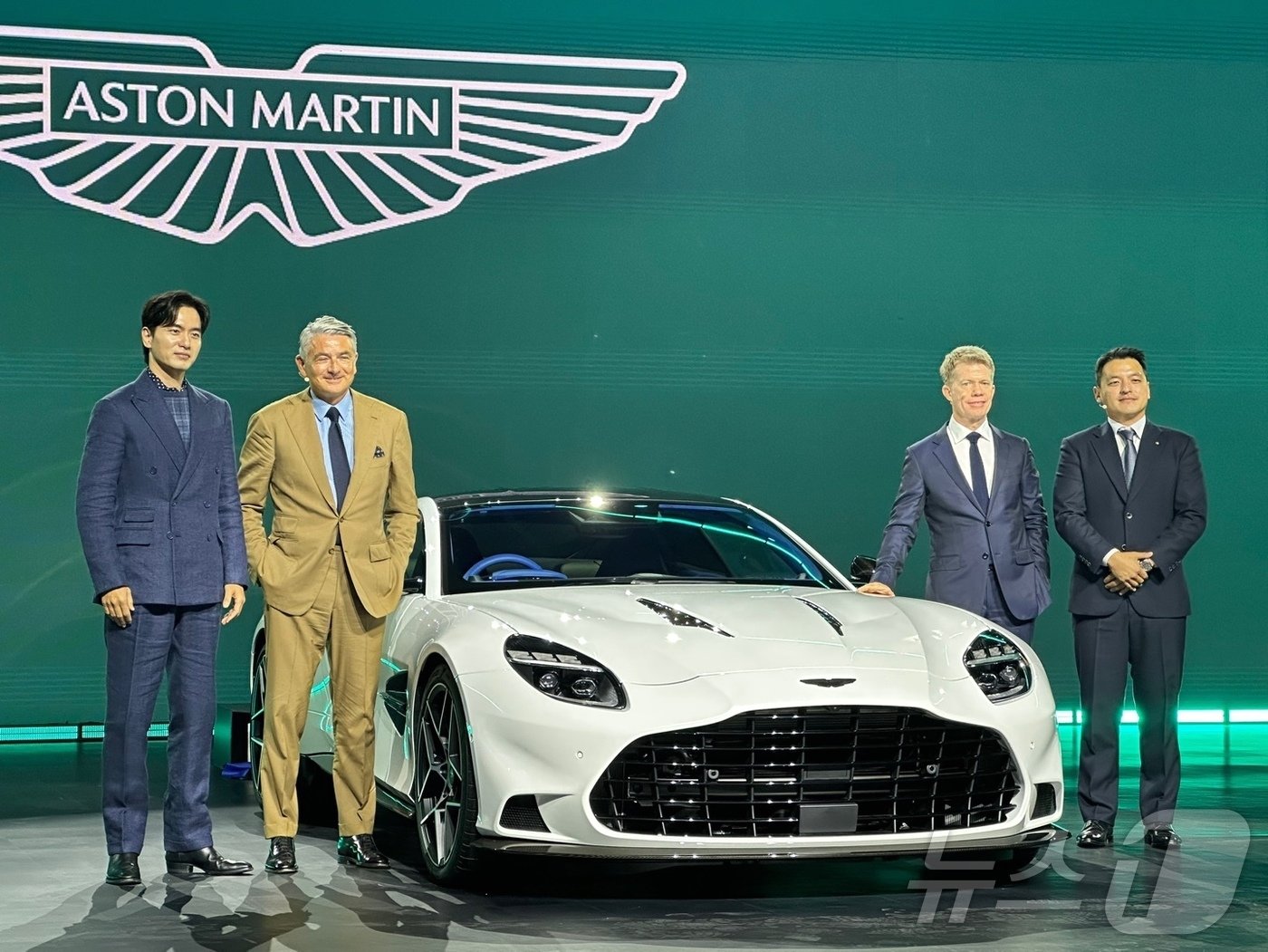 본문 이미지 - 애스턴마틴은 11일 인천 영종도 인스파이어 아레나에서 신형 뱅퀴시 출시 행사를 열었다. 사진 왼쪽부터 애스턴마틴 한국 앰배서더 배우 이진욱,  애스턴마틴 글로벌 브랜드 및 사업총괄 마르코 마티아치, 그렉 애덤스 애스턴마틴 아시아 지역 총괄 사장, 브리타니아오토 권혁민 대표.ⓒ 뉴스1 이동희 기자