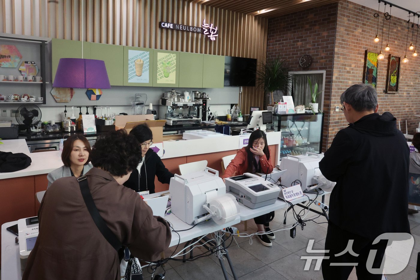 본문 이미지 - 10·16 재·보궐선거 사전투표일 첫날인 11일 오전 서울 서초구 반포3동주민센터에 마련된 사전투표소에서 유권자들이 서울시 교육감 투표를 하고 있다. 2024.10.11/뉴스1 ⓒ News1 황기선 기자