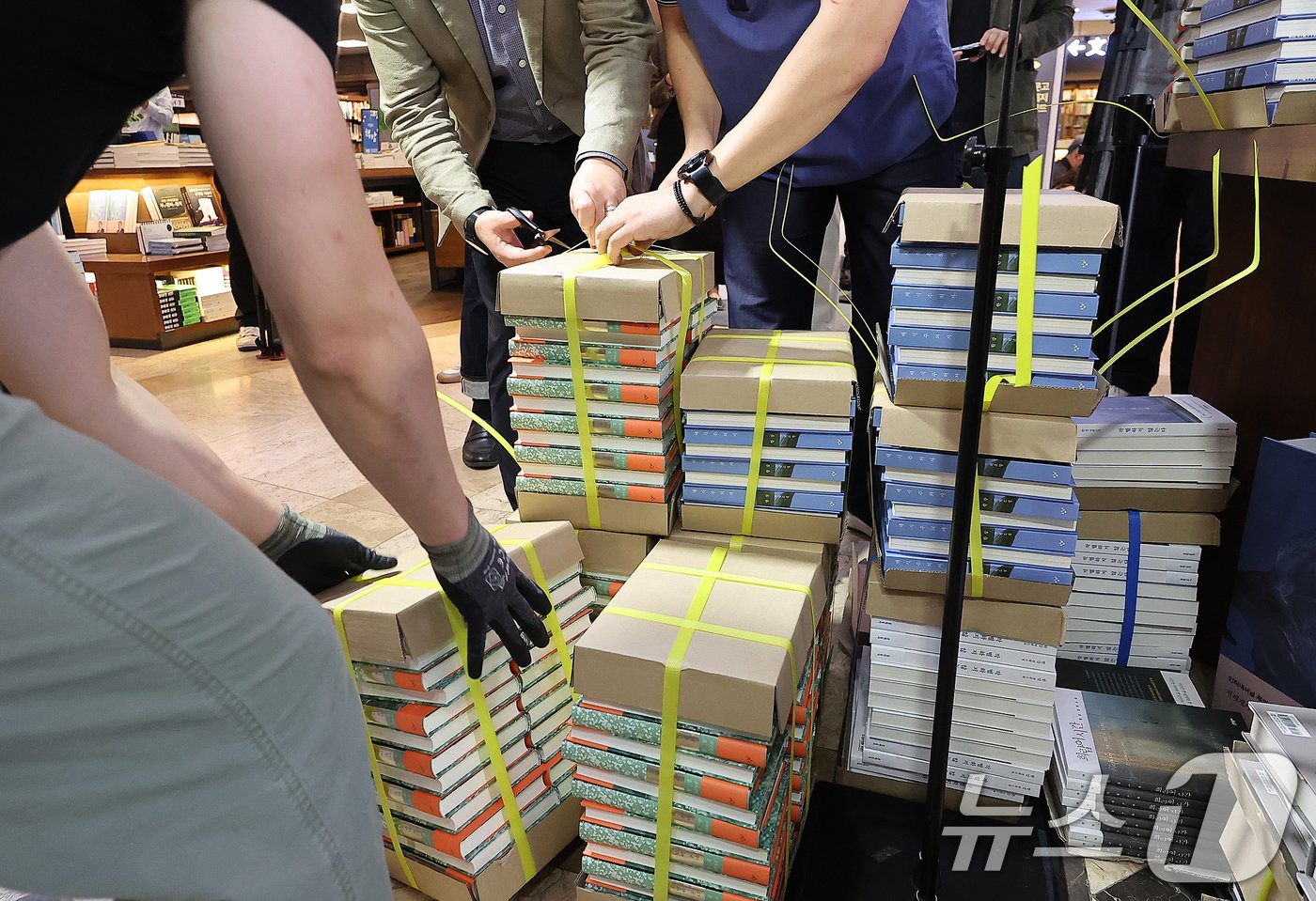 본문 이미지 - 11일 서울 종로구 교보문고에서 관계자들이노벨문학상을 수상한 작가 한강의 책을 진열하고 있다. 2024.10.11/뉴스1 ⓒ News1 김진환 기자