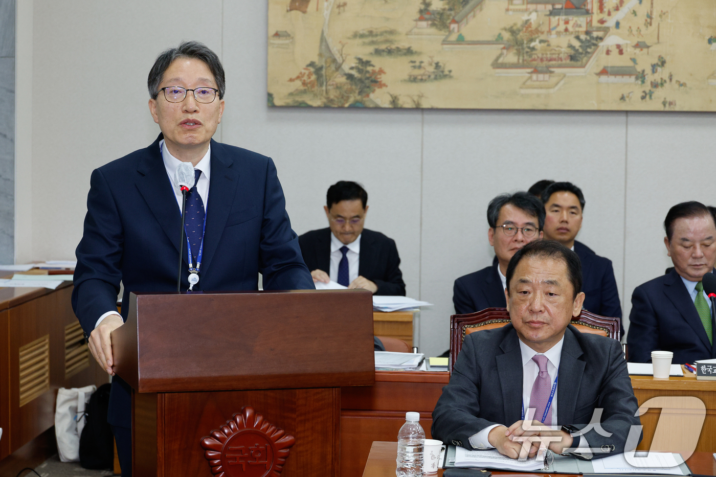 (서울=뉴스1) 안은나 기자 = 김낙년 한국학중앙연구원장이 11일 오전 서울 여의도 국회 교육위원회에서 열린 한국교육학술정보원·한국고전번역원 등 국정감사에서 인사말을 하고 있다. …