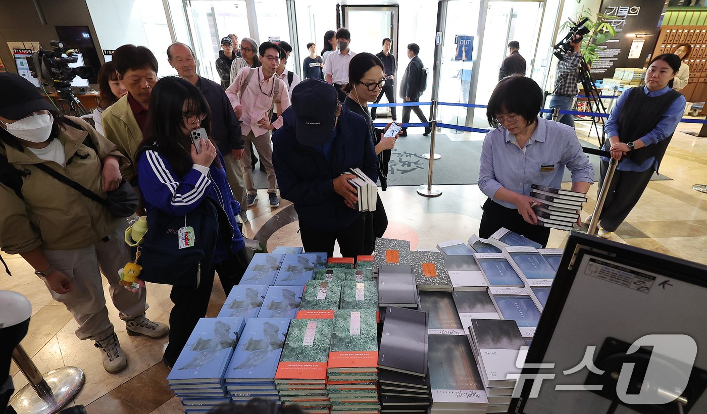 본문 이미지 - 11일 서울 종로구 교보문고을 찾은 시민들이 노벨문학상을 수상한 작가 한강의 책을 구매하고 있다. 2024.10.11/뉴스1 ⓒ News1 김진환 기자