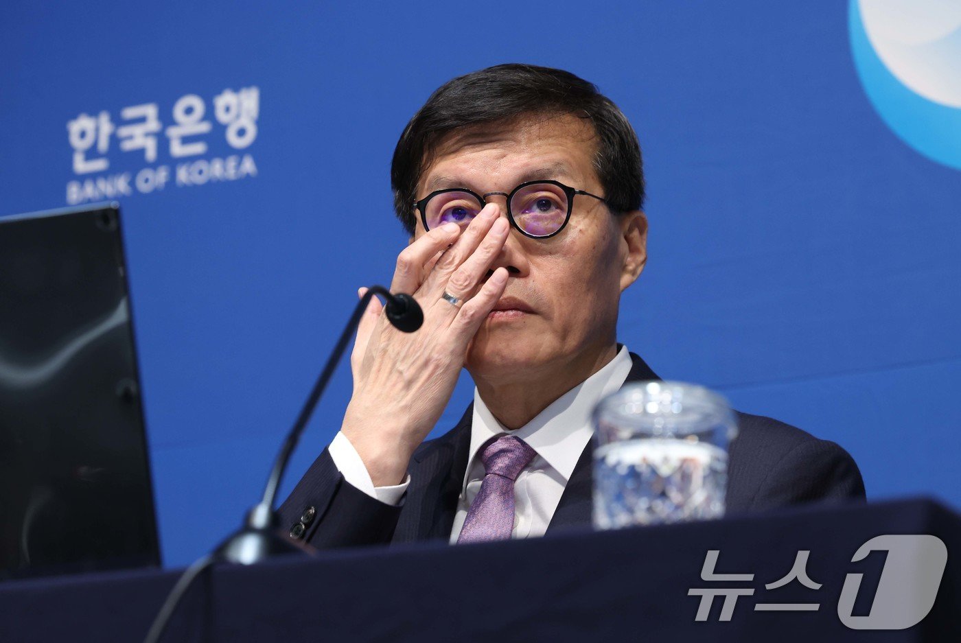 본문 이미지 - 한국 경제가 2년 연속 1%대  저상장을 할 거란 전망에 한국은행이 15년 만에 처음으로 기준금리를 연속 내렸다. 이창용 한국은행 총재가 금융통화위원회 기준금리 결정에 관한 기자간담회를 갖고 있다.  /뉴스1