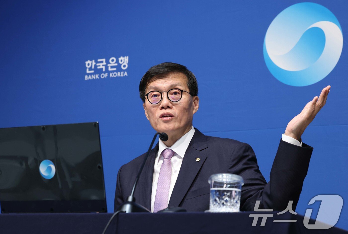 본문 이미지 - 이창용 한국은행 총재가 11일 서울 중구 한국은행에서 금융통화위원회 기준금리 결정에 관한 기자간담회를 갖고 있다. 2024.10.11/뉴스1 ⓒ News1 사진공동취재단