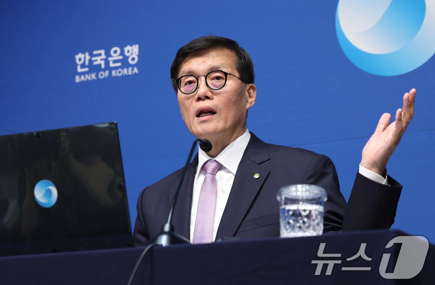 본문 이미지 - 이창용 한국은행 총재가 11일 서울 중구 한국은행에서 금융통화위원회 기준금리 결정에 관한 기자간담회를 갖고 있다. 2024.10.11/뉴스1 ⓒ News1 사진공동취재단