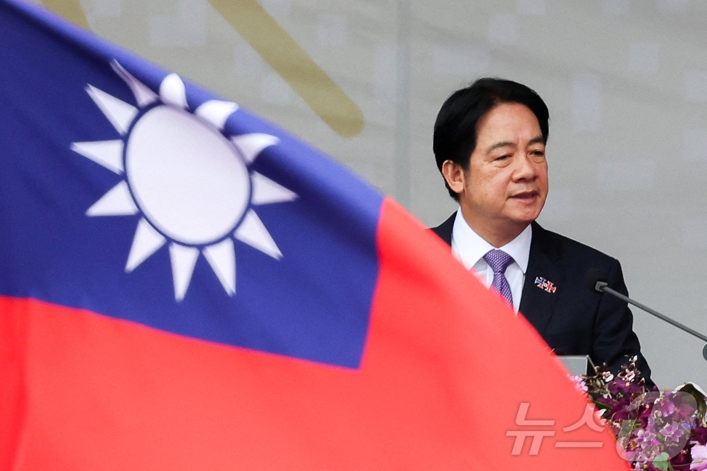 본문 이미지 - 라이칭더 대만 총통이 10일&#40;현지시간&#41; 타이베이 총통부에서 열린 113회 건국기념일&#40;쌍십절&#41; 기념사서 “중화인민공화국은 대만을 대표할 권리가 없다”고 밝히고 있다. 2024.10.11 ⓒ 로이터=뉴스1 ⓒ News1 우동명 기자