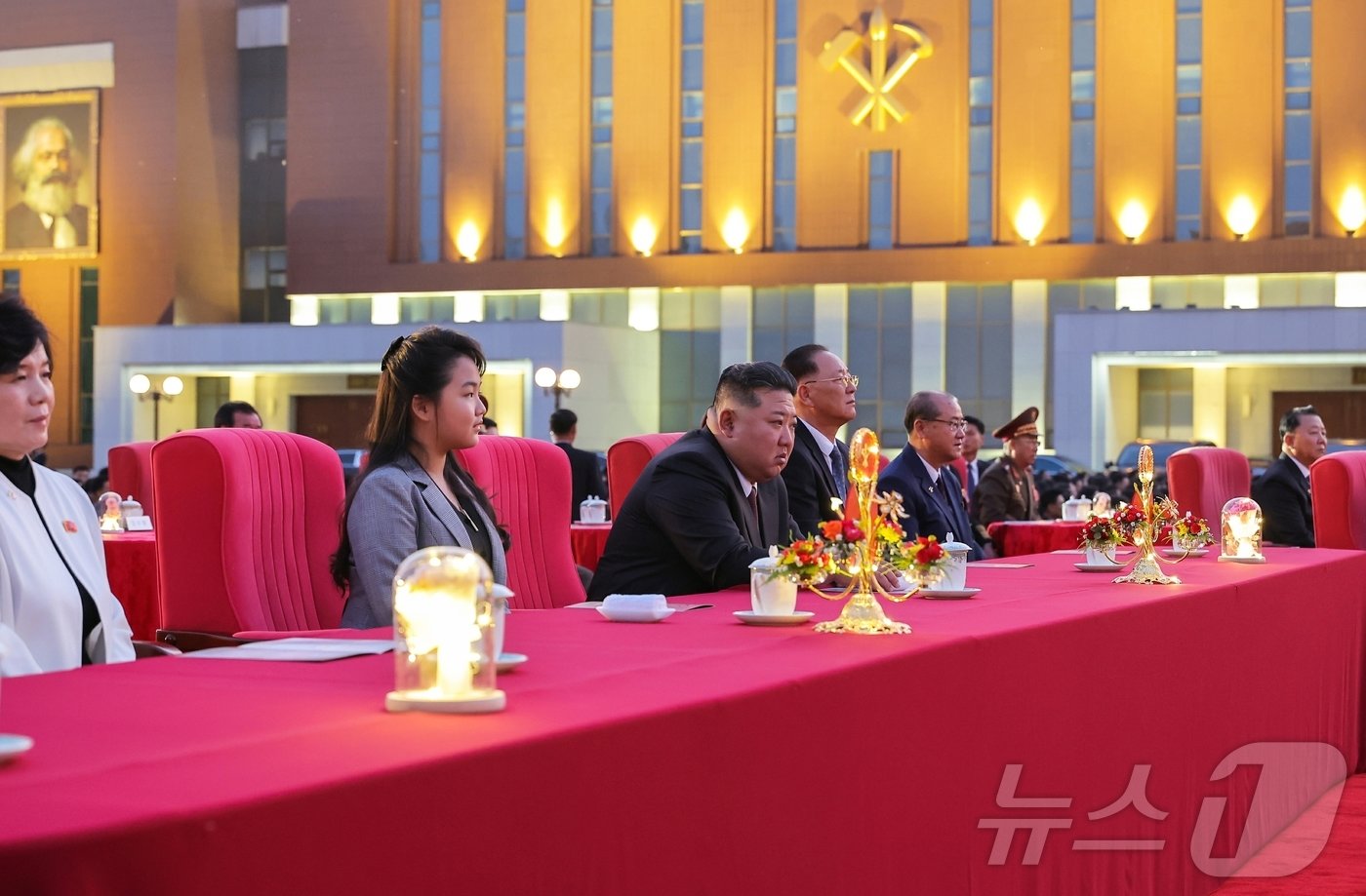 본문 이미지 - 북한 노동당 기관지 노동신문은 11일 &#34;조선노동당 창건 79주년 경축공연이 10일 당 중앙간부학교에서 성대히 진행됐다＂며 공연에 참석한 김정은 당 총비서와 주애의 사진을 보도했다. 신문은 공연에 ＂주체혁명 위업 완수를 위한 영웅적 장로에서 우리 인민이 위대한 당을 우러러 터뜨린 노동당 송가들과 애국의 노래들이 올랐다＂라고 전했다. [국내에서만 사용가능. 재배포 금지. DB 금지. For Use Only in the Republic of Korea. Redistribution Prohibited] rodongphoto@news1.kr