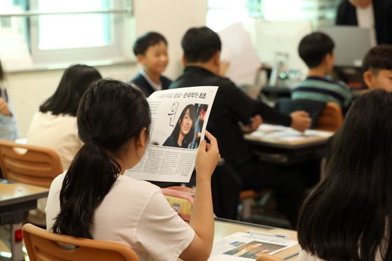 "우리 학교 선배님이래"…한강 모교 광주 효동초 후배들 "만세"