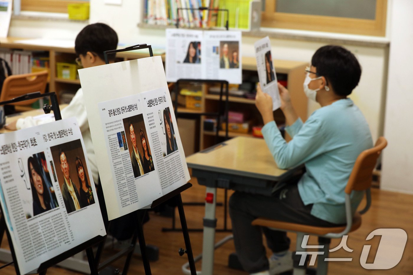 11일 오전 한강 작가가 다녔던 광주 북구 효동초등학교에서 한 학생이 노벨문학상 수상과 관련한 기사를 읽고 있다. 2024.10.11/뉴스1 ⓒ News1 박지현 기자