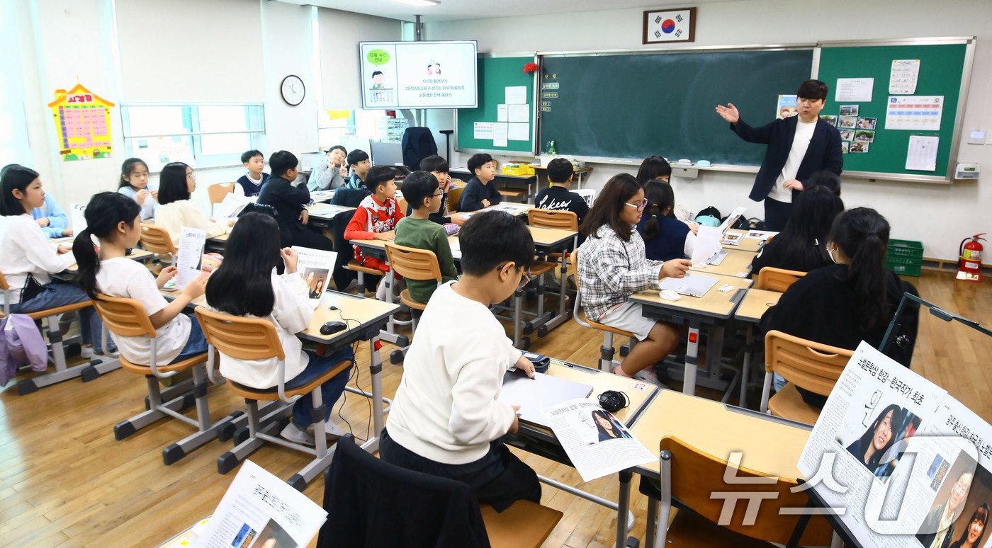 한강 작가를 배출한 광주 북구 효동초등학교의 한 교실에서 11일 오전 노벨문학상 수상과 관련한 수업을 진행하고 있다. 2024.10.11/뉴스1 ⓒ News1 박지현 기자