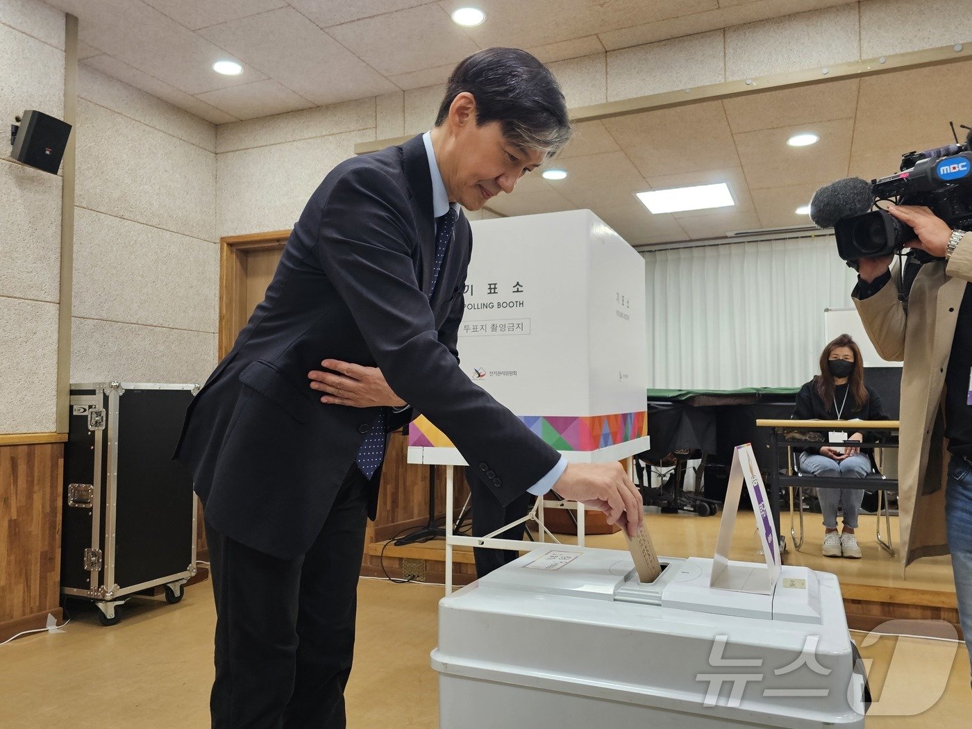 조국 조국혁신당 대표가 10·16 재보궐선거 사전투표 첫날 전남 영광읍 사전투표소에서 서울시교육감 보궐선거 사전투표를 하고 있다.2024.10.11./뉴스1 ⓒ News1 서충섭 기자