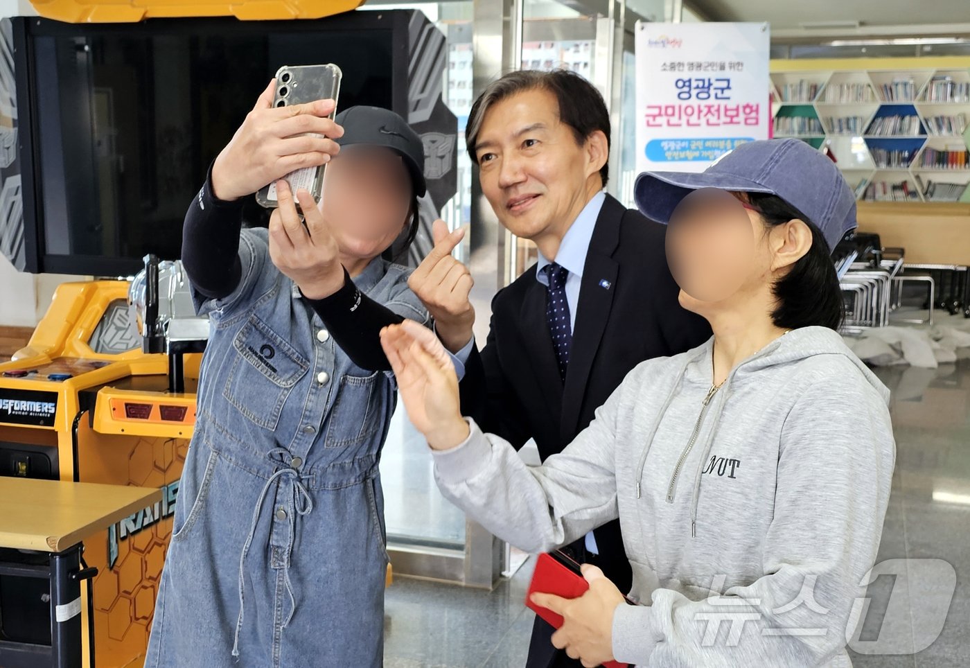 본문 이미지 - 조국 조국혁신당 대표가 영광군수 재선거 사전투표 첫날인 11일 영광읍 사전투표소에서 시민들의 셀카 요청에 응하고 있다.2024.10.11./뉴스1 ⓒ News1 서충섭 기자