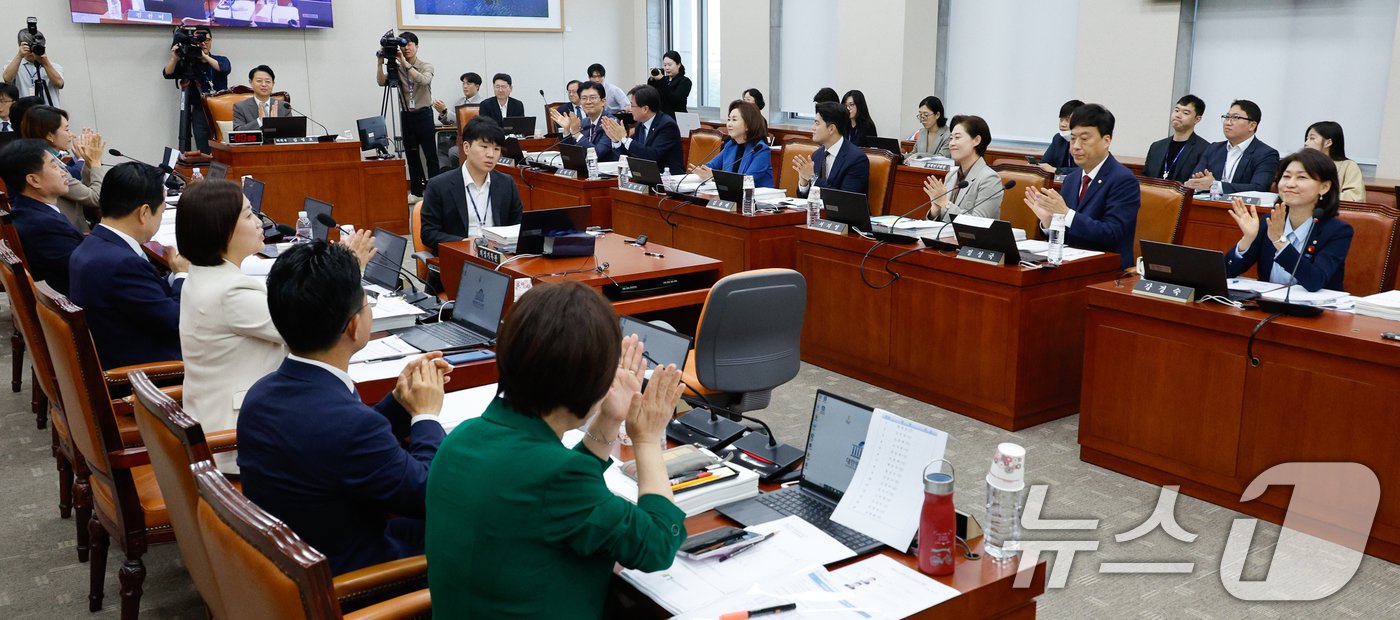 김영호 국회 교육위원장과 여야 의원들이 11일 오전 서울 여의도 국회 교육위에서 열린 한국교육학술정보원·한국고전번역원 등 국정감사에서 한강 소설가의 노벨문학상 수상을 축하하며 손뼉치고 있다. 2024.10.11/뉴스1 ⓒ News1 안은나 기자