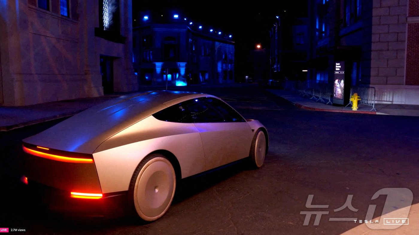 본문 이미지 - 10일&#40;현지시간&#41; 미국 캘리포니아주 로스앤젤레스에서 공개된 일론 머스크 테슬라 최고경영자&#40;CEO&#41;가 운전하는 로보택시의 모습. 사진은 테슬라 영상 갈무리. 2024.10.10 ⓒ 로이터=뉴스1 ⓒ News1 김지완 기자