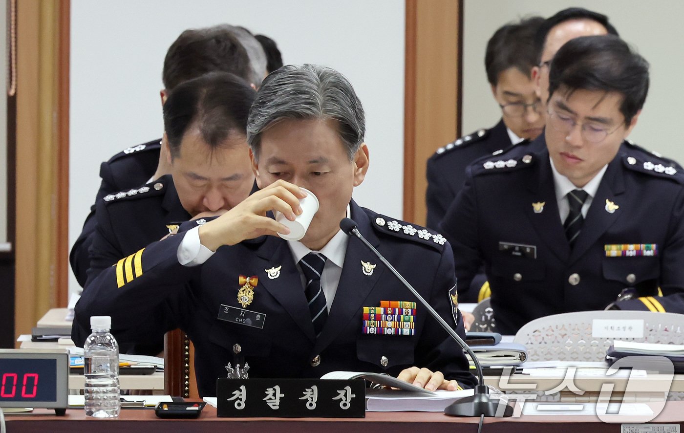 본문 이미지 - 조지호 경찰청장이 11일 서울 서대문구 경찰청에서 열린 국회 행정안전위원회의 경찰청에 대한 국정감사에서 물을 마시고 있다. 2024.10.11/뉴스1 ⓒ News1 이동해 기자