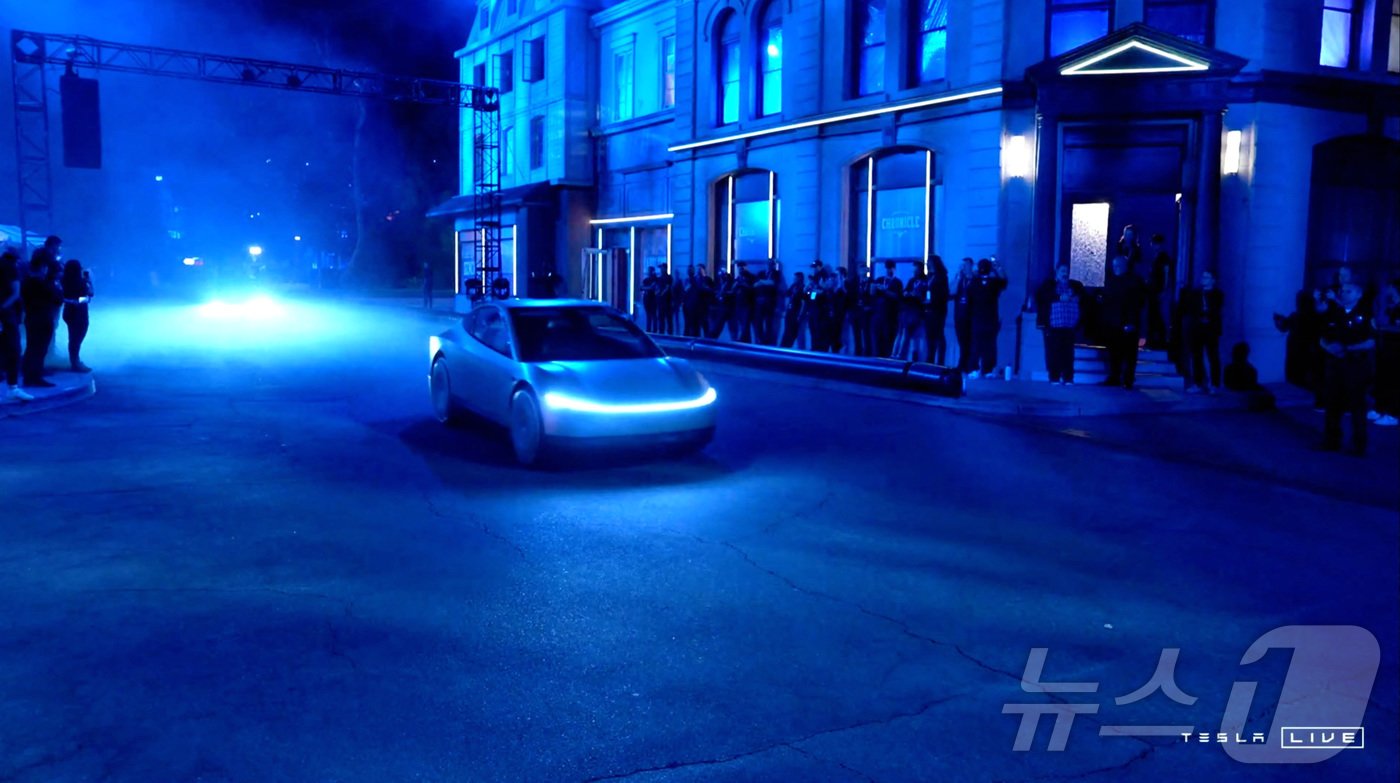본문 이미지 - 일론 머스크 테슬라 CEO가 로보택시를 직접 타고 행사장으로 들어오고 있는 모습. ⓒ 로이터=뉴스1 ⓒ News1 김지완 기자
