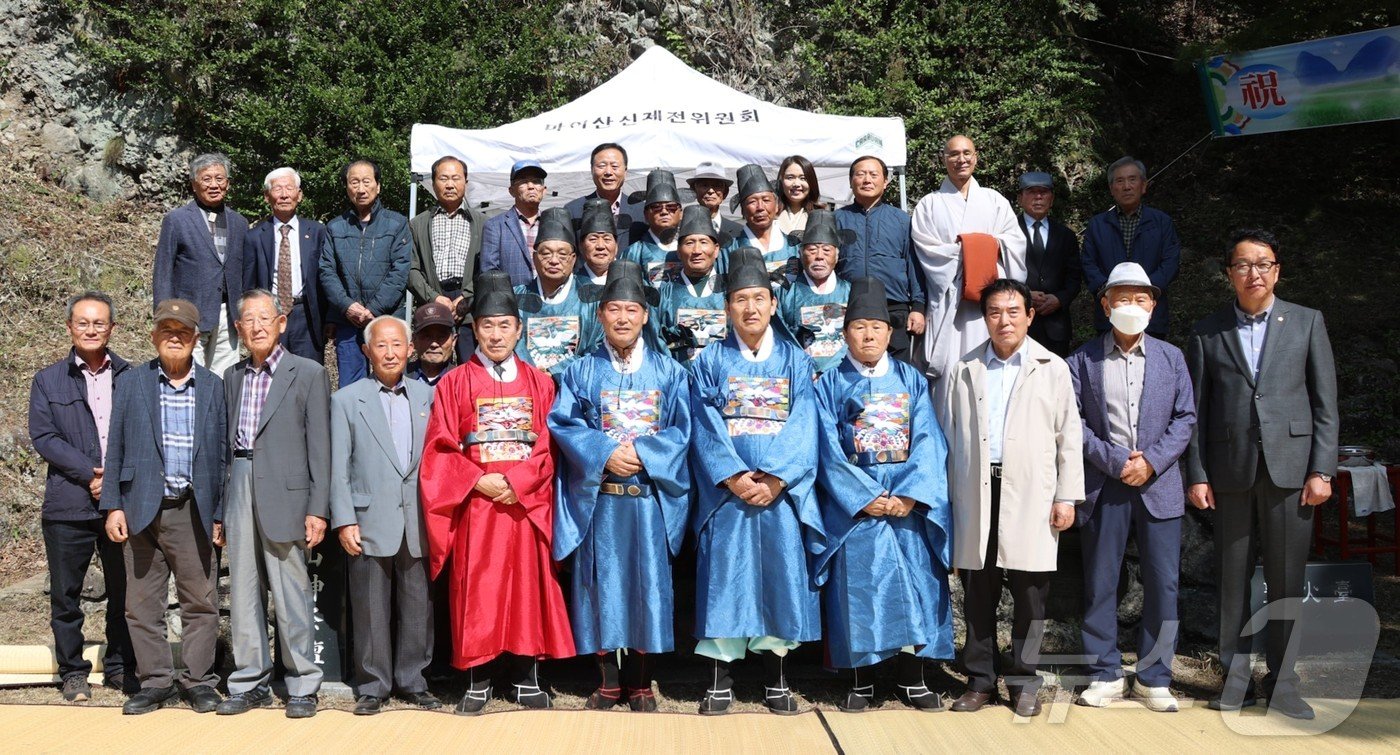 11일 전북자치도 진안군이 마이산 은수사에서 산신제를 봉행한 후 기념촬영을 하고 있다.&#40;진안군제공&#41;2024.10.11/뉴스1