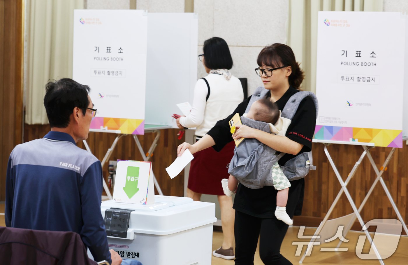본문 이미지 - 10·16 재·보궐선거 사전투표일 첫날인 11일 오전 전남 영광군 청소년문화센터에 마련된 사전투표소에 한 유권자가 투표를 하고 있다. 2024.10.11/뉴스1 ⓒ News1 김태성 기자