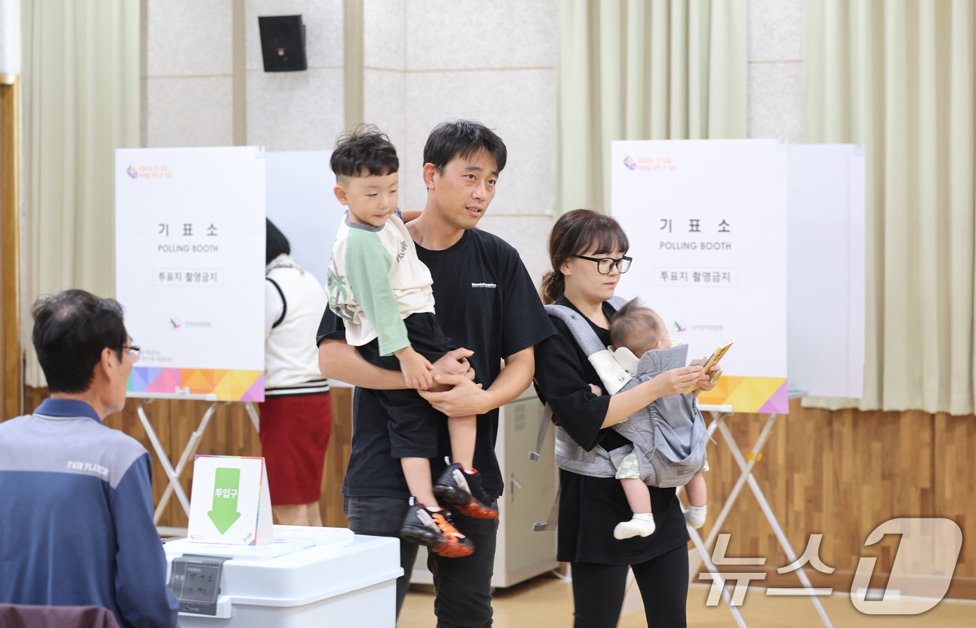 본문 이미지 - 10·16 재·보궐선거 사전투표일 첫날인 11일 오전 전남 영광군 청소년문화센터에 마련된 사전투표소에 한 유권자가족이 투표를 하고 나오고 있다. 2024.10.11/뉴스1 ⓒ News1 김태성 기자