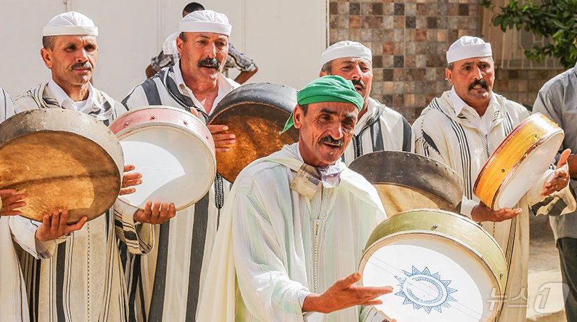 본문 이미지 - 사하라 사막 유목민들 무셈&#40;모로코관광청 제공&#41;