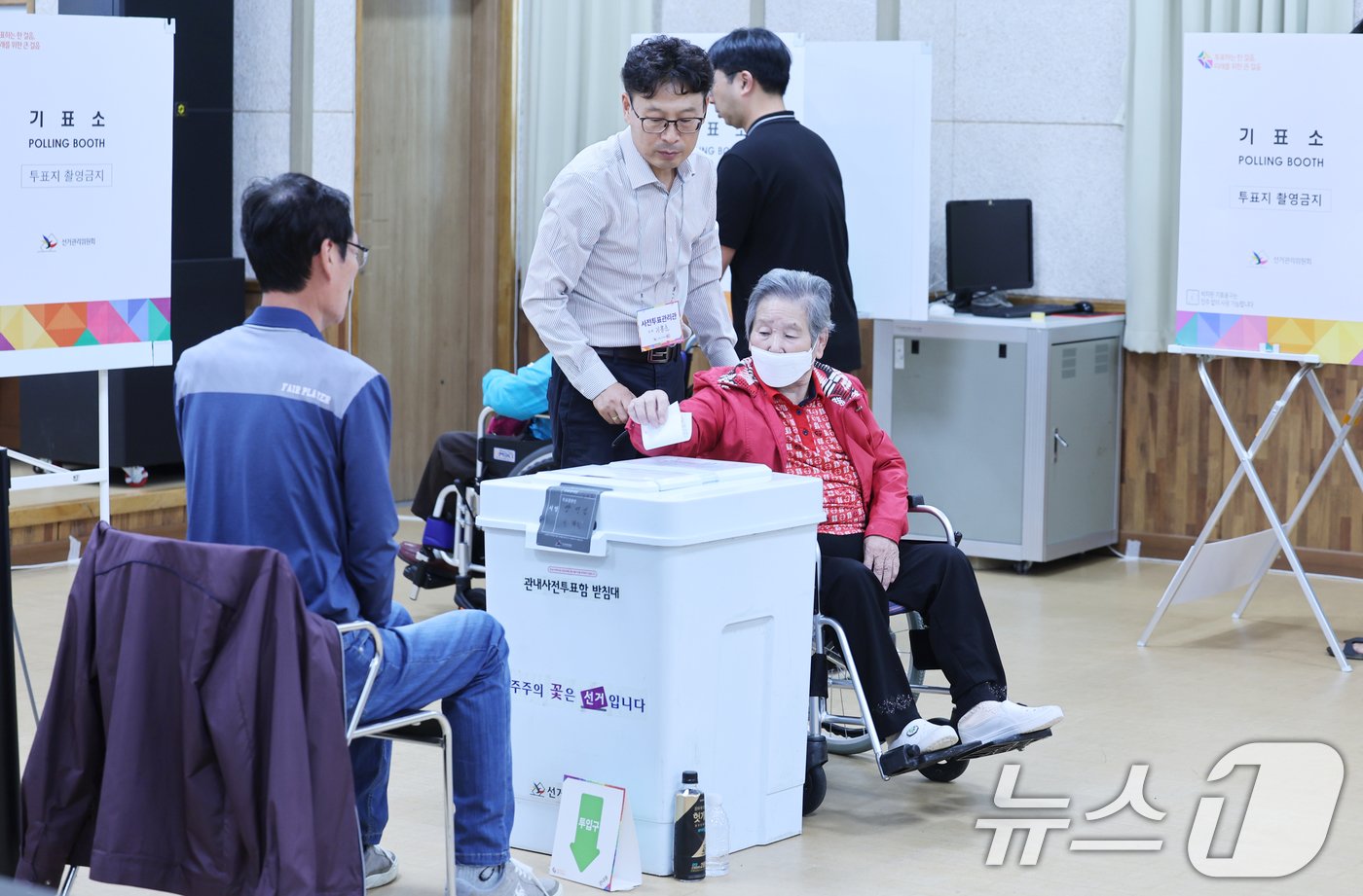 본문 이미지 - 10·16 재·보궐선거 사전투표일 첫날인 11일 오전 전남 영광군 청소년문화센터에 마련된 사전투표소에서 한 할머니가 휠체어를 타고 투표를 하고 있다. 2024.10.11/뉴스1 ⓒ News1 김태성 기자
