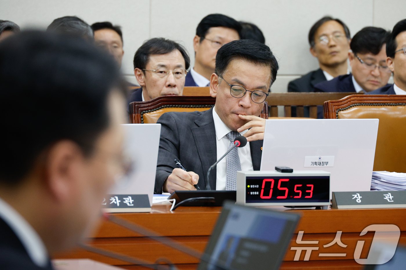 본문 이미지 - 최상목 경제부총리 겸 기획재정부 장관이 11일 오후 서울 여의도 국회 기획재정위원회에서 열린 기획재정부 국정감사에서 의원 질의를 들으며 생각에 잠겨 있다. 2024.10.11/뉴스1 ⓒ News1 안은나 기자