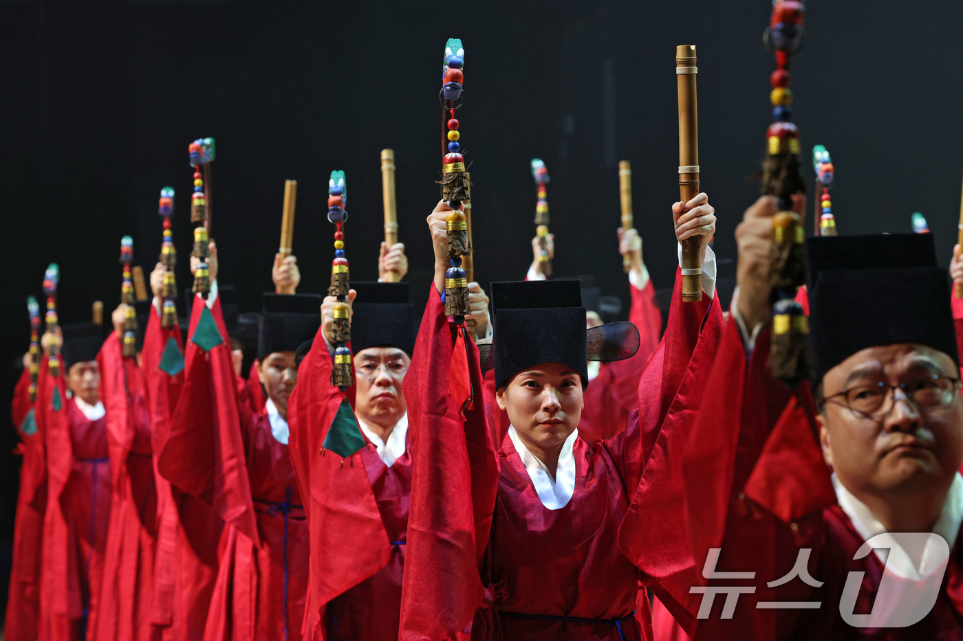 (서울=뉴스1) 장수영 기자 = 크라운해태제과 임직원들로 구성된 일무팀이 11일 오후 서울 종로구 세종문화회관에서 '제19회 창신제' 팔일무(종묘제례악 '전폐(奠弊)희문' 리허설을 …