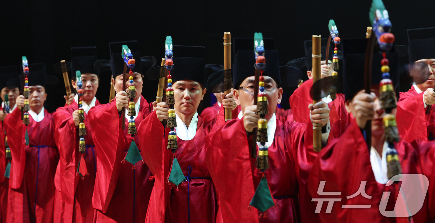 (서울=뉴스1) 장수영 기자 = 크라운해태제과 임직원들로 구성된 일무팀이 11일 오후 서울 종로구 세종문화회관에서 '제19회 창신제' 팔일무(종묘제례악 '전폐(奠弊)희문' 리허설을 …