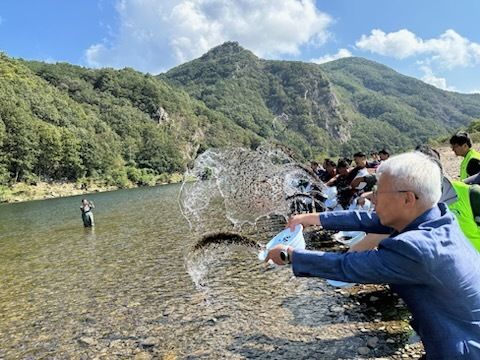 충남수산자원연구소, 금강에 다슬기 20만 패 방류