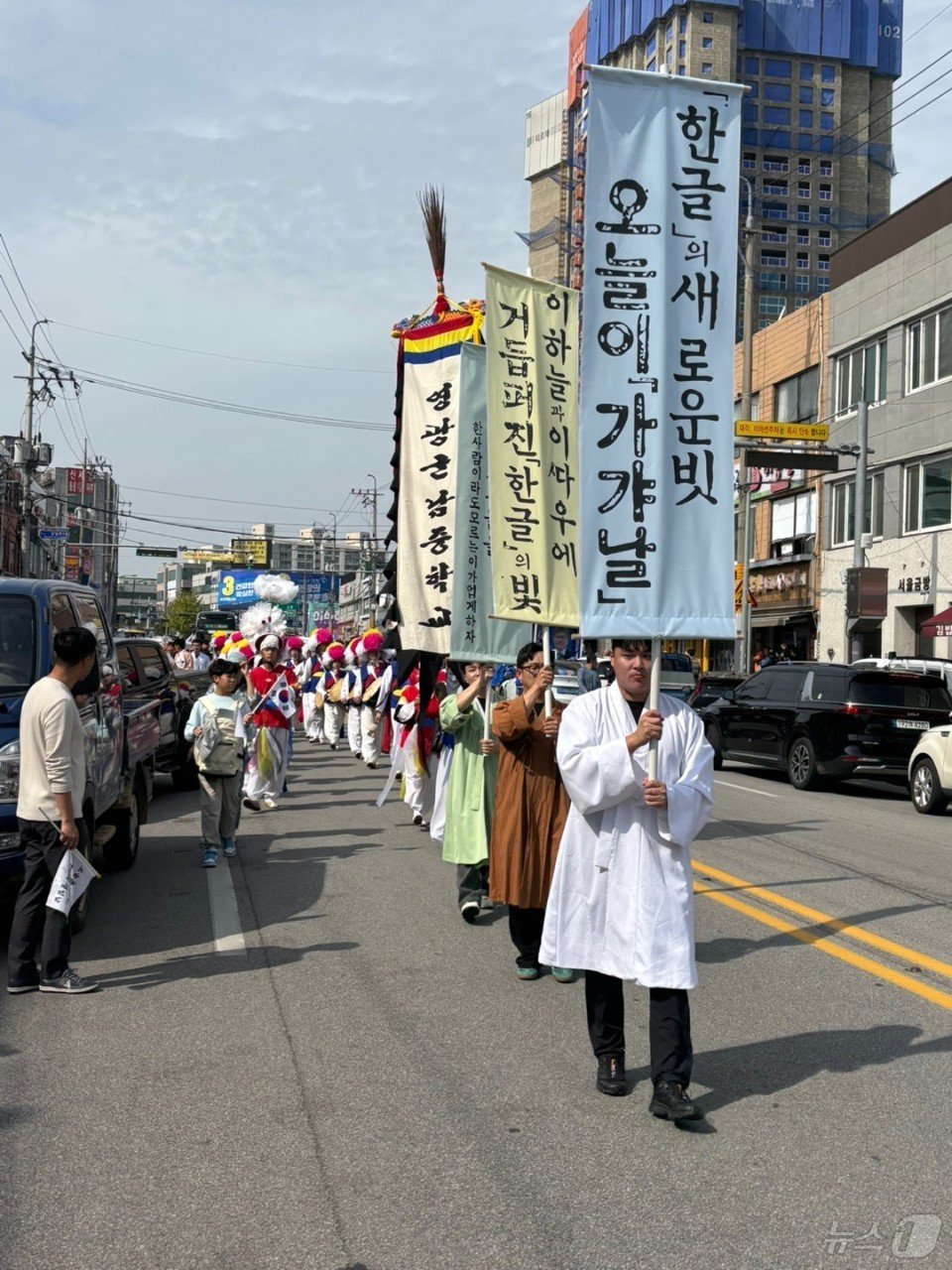 &lt;strong&gt;영광교육지원청&lt;/strong&gt;&#40;교육장 고광진&#41;- 지난 9일 한글날을 맞아 개최한 ‘오늘은 가갸날’기념행사를 마친 뒤 영광군남중학교 우도농악대가 선두에 선 가운데 학생들이 시가행진을 벌이고 있다.&#40;전남교육청 제공&#41;/뉴스1 