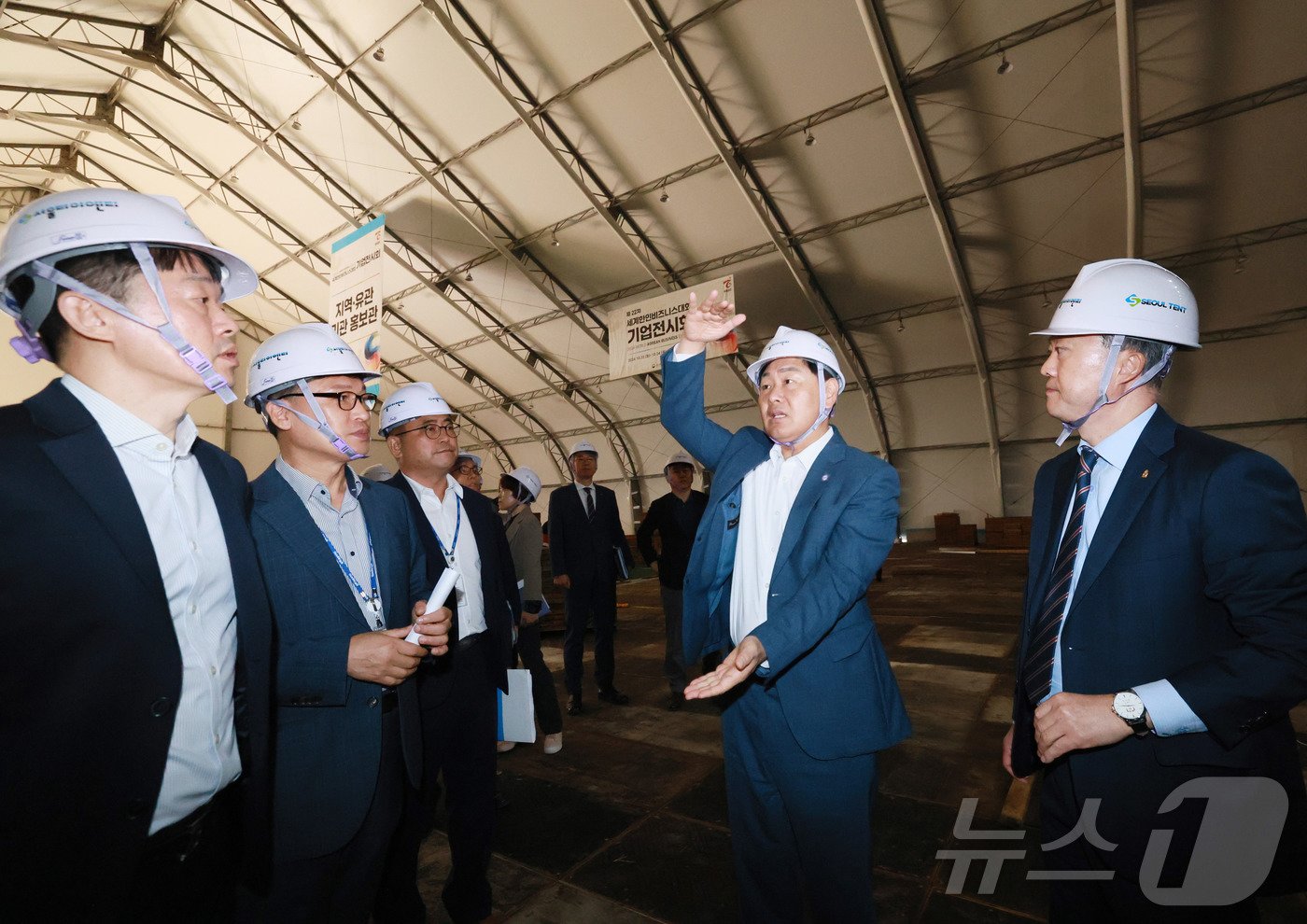 본문 이미지 - 김관영 전북특별자치도지사가 11일 전북자치도 전주시 전북대학교에서 제22차 세계한인비즈니스대회 기업전시관 구축 및 전시부스 배치, 시설 안전‧소방, 전기‧통신 등 전반적인 사항에 대해 현장 점검회의를 하고 있다. (전북특별자치도 제공) 2024.10.11/뉴스1 ⓒ News1 유경석 기자