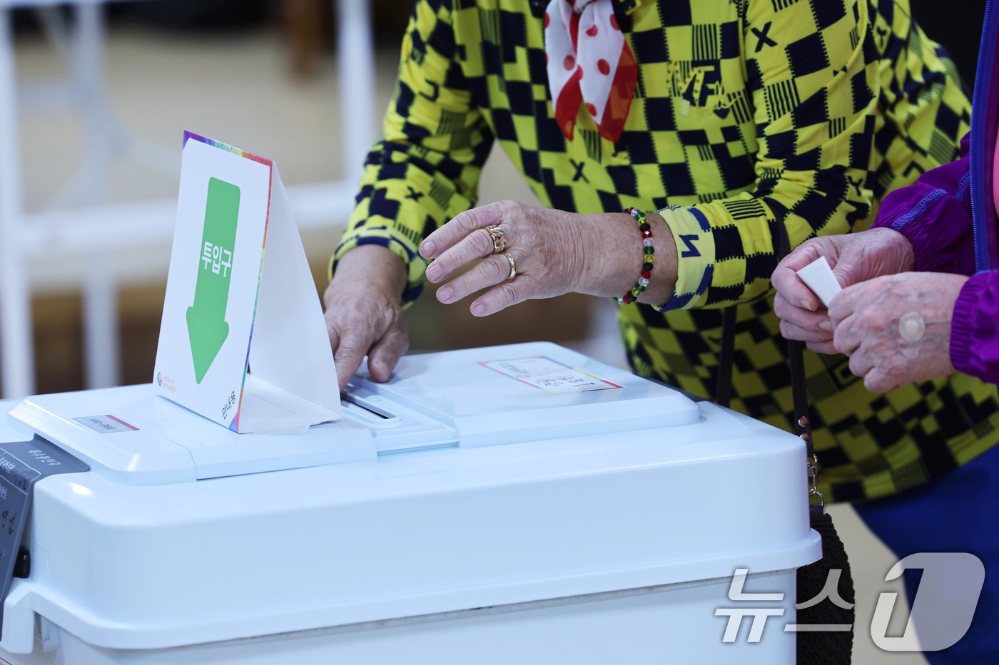 본문 이미지 - 10·16 재·보궐선거 사전투표일 첫날인 11일 전남 영광군 청소년문화센터에 마련된 사전투표소에서 한 유권자가 투표를 하고있다. 2024.10.11/뉴스1 ⓒ News1 김태성 기자