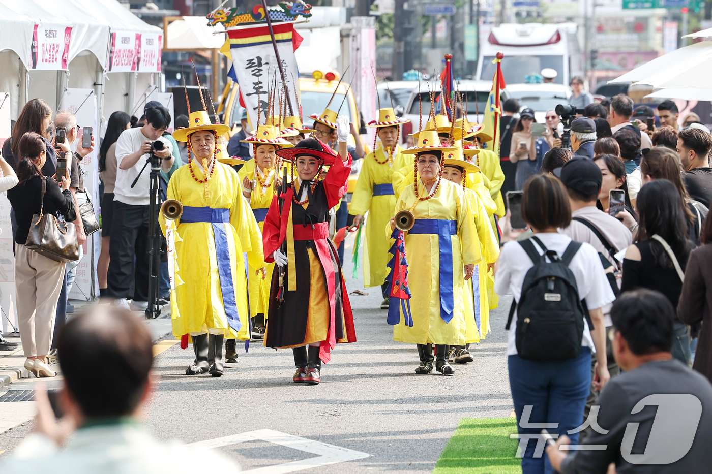 (서울=뉴스1) 민경석 기자 = 11일 오후 서울 종로구 돈화문로 일대에서 열린 '돈화문로 문화축제'에서 취타대가 행진을 하고 있다. 2024.10.11/뉴스1