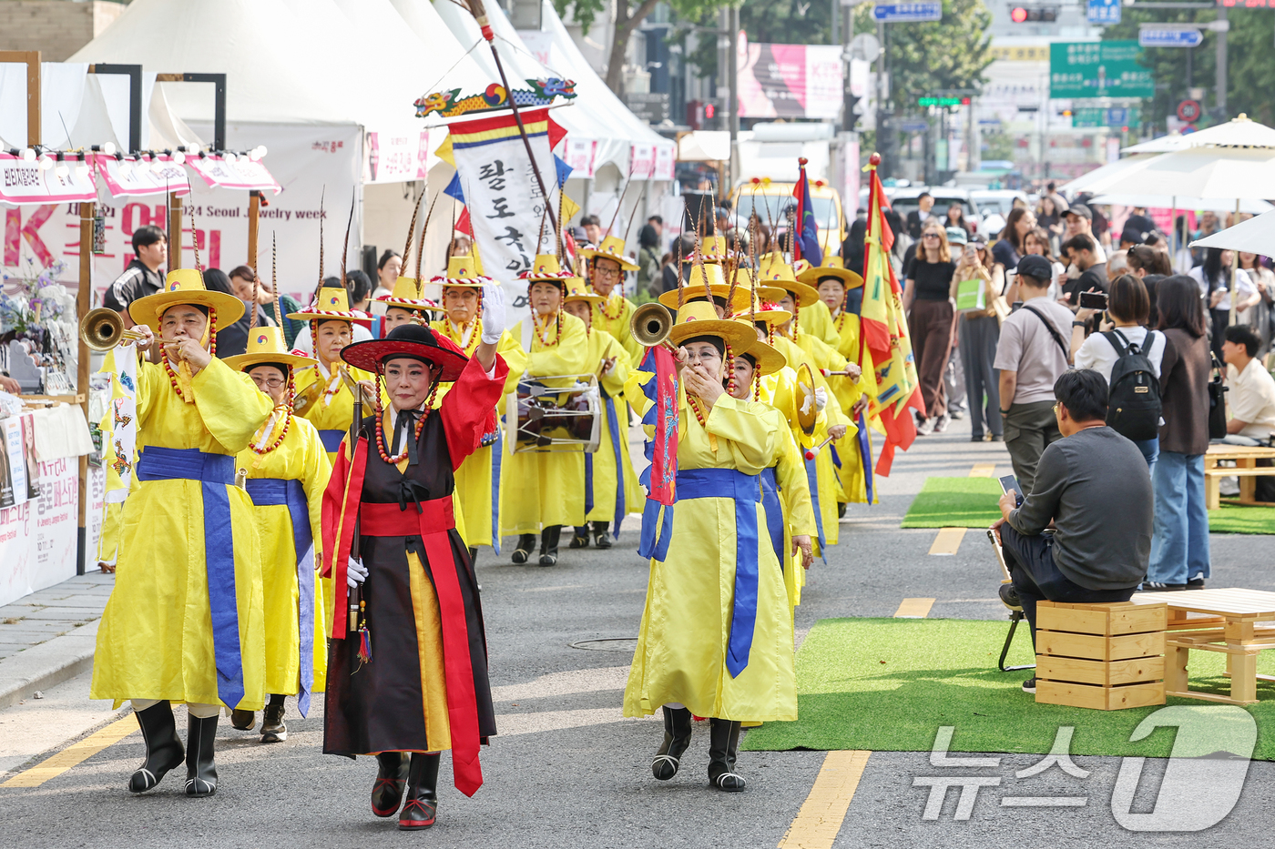 (서울=뉴스1) 민경석 기자 = 11일 오후 서울 종로구 돈화문로 일대에서 열린 '돈화문로 문화축제'에서 취타대가 행진을 하고 있다. 2024.10.11/뉴스1