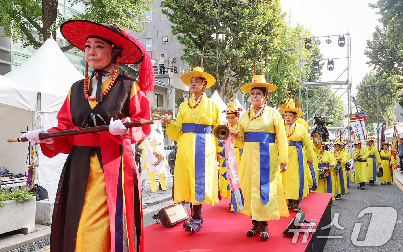 (서울=뉴스1) 민경석 기자 = 11일 오후 서울 종로구 돈화문로 일대에서 열린 '돈화문로 문화축제'에서 취타대가 행진을 하고 있다. 2024.10.11/뉴스1