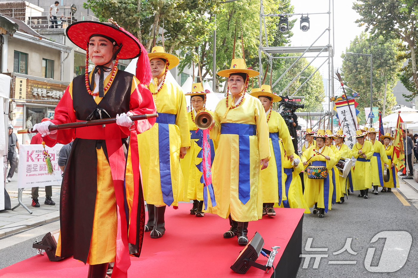 (서울=뉴스1) 민경석 기자 = 11일 오후 서울 종로구 돈화문로 일대에서 열린 '돈화문로 문화축제'에서 취타대가 행진을 펼치고 있다. 2024.10.11/뉴스1