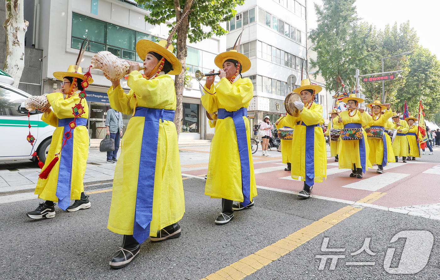 (서울=뉴스1) 민경석 기자 = 11일 오후 서울 종로구 돈화문로 일대에서 열린 '돈화문로 문화축제'에서 취타대가 행진을 하고 있다. 2024.10.11/뉴스1