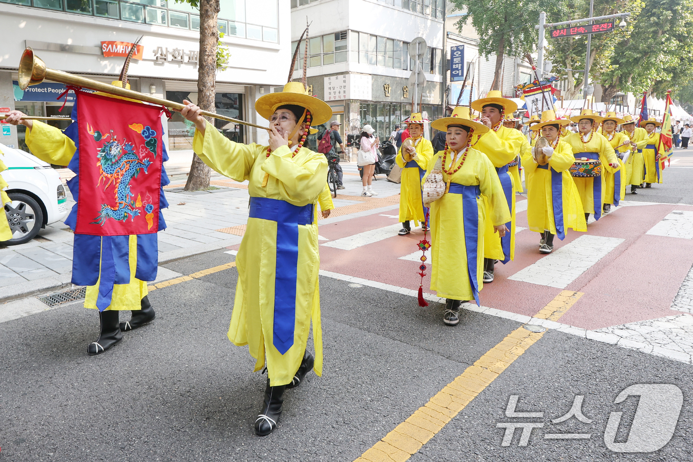 (서울=뉴스1) 민경석 기자 = 11일 오후 서울 종로구 돈화문로 일대에서 열린 '돈화문로 문화축제'에서 취타대가 행진을 하고 있다. 2024.10.11/뉴스1