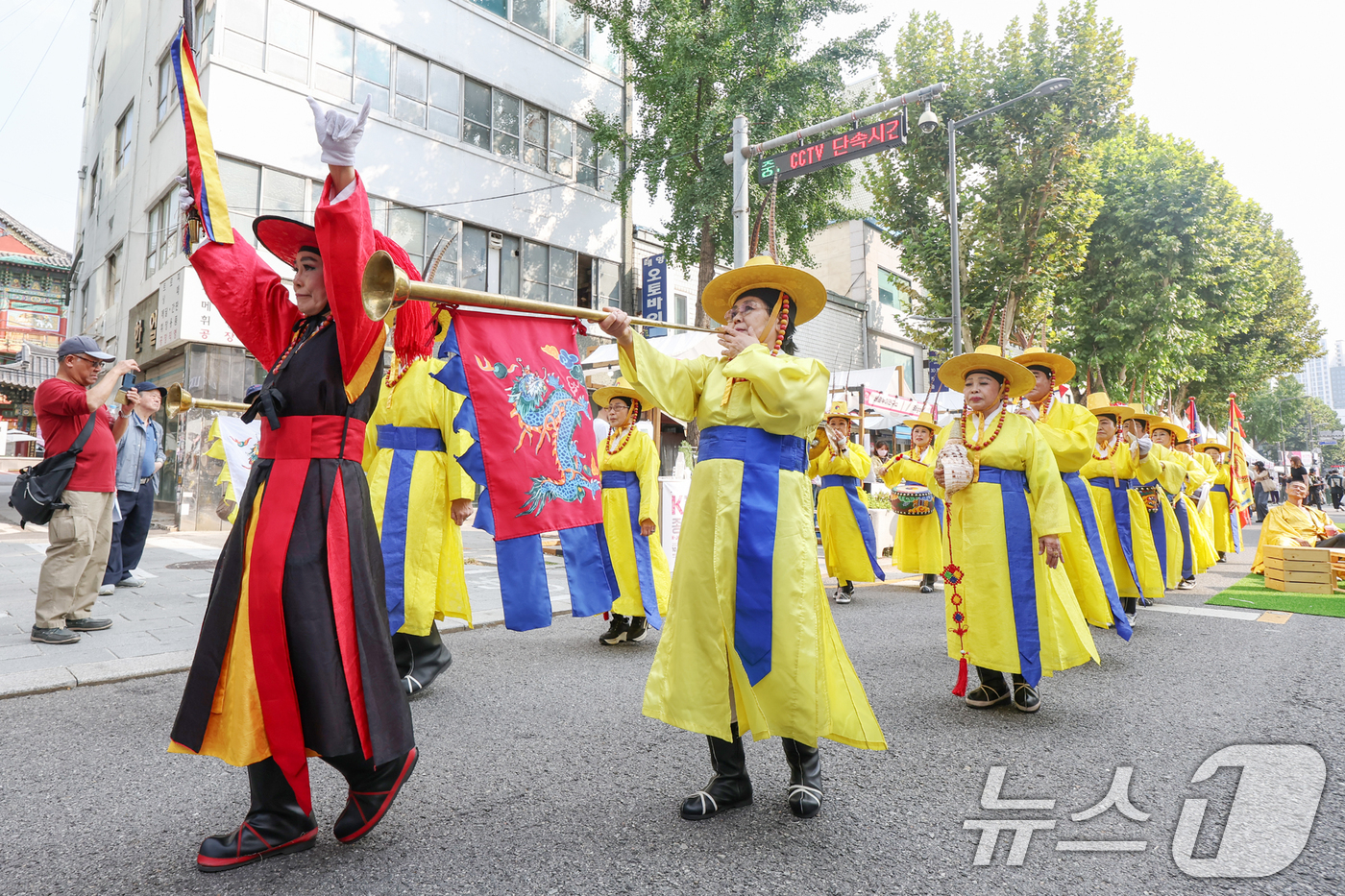 (서울=뉴스1) 민경석 기자 = 11일 오후 서울 종로구 돈화문로 일대에서 열린 '돈화문로 문화축제'에서 취타대가 행진을 하고 있다. 2024.10.11/뉴스1