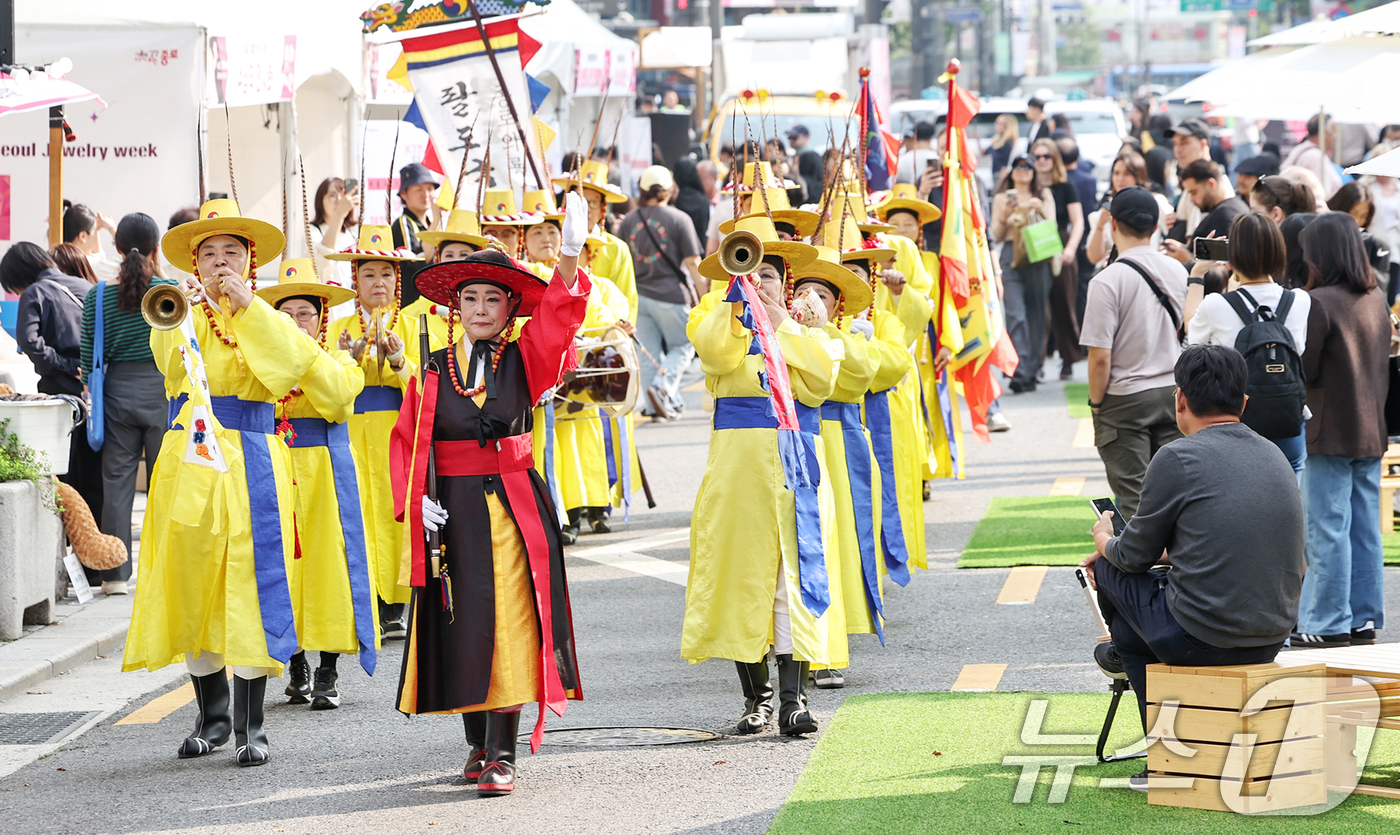 (서울=뉴스1) 민경석 기자 = 11일 오후 서울 종로구 돈화문로 일대에서 열린 '돈화문로 문화축제'에서 취타대가 행진을 하고 있다. 2024.10.11/뉴스1