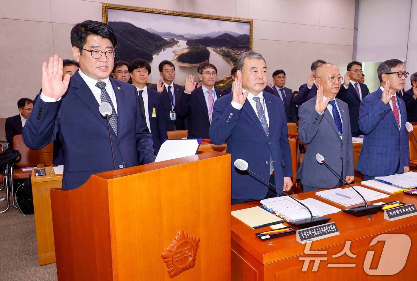 (서울=뉴스1) 안은나 기자 = 권재한 농촌진흥청장이 11일 오후 서울 여의도 국회 농림축산식품해양수산위원회에서 열린 농촌진흥청 등 국정감사에서 증인 선서를 하고 있다. 2024. …