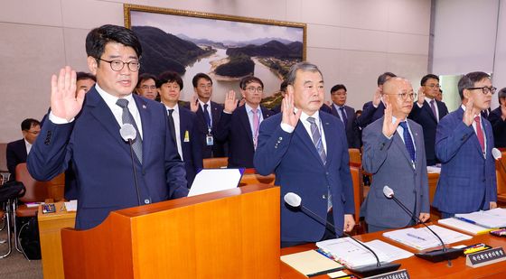 [국감]선서하는 권재한 농진청장